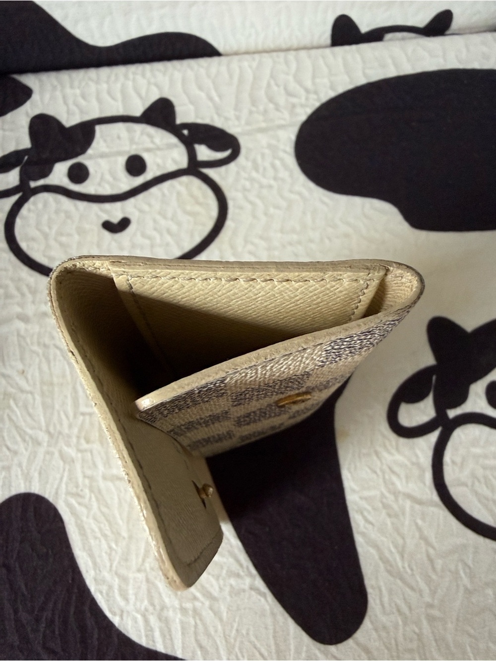 Authentic LV Damier Checkered Beige 4 Key/Trifold Case great shape. No Peeling. - Picture 9 of 13
